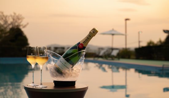 ナイトプールで豪華に「モエ・エ・シャンドン」で乾杯！